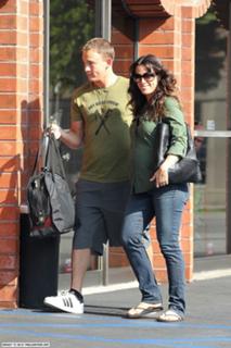 Alanis Morissette feet photo thumbnail