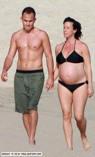 Alanis Morissette feet photo thumbnail