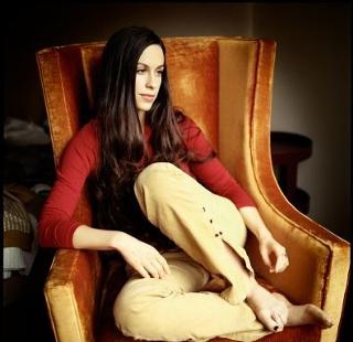 Alanis Morissette feet photo thumbnail