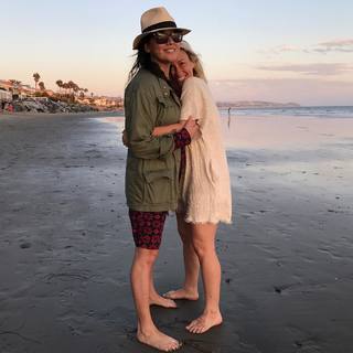 Alanis Morissette feet photo thumbnail