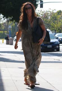Alanis Morissette feet photo thumbnail