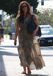 Alanis Morissette feet photo thumbnail