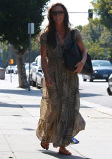 Alanis Morissette feet photo thumbnail