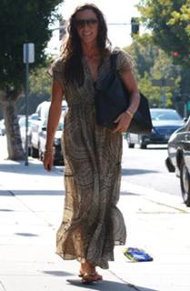 Alanis Morissette feet photo thumbnail