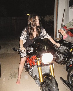Alanis Morissette feet photo thumbnail