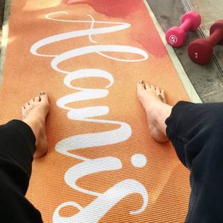 Alanis Morissette feet photo thumbnail