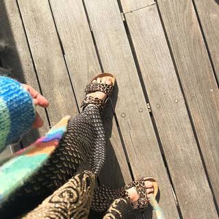 Alanis Morissette feet photo thumbnail