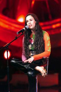 Alanis Morissette feet photo thumbnail