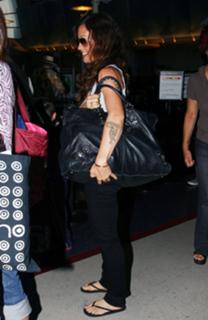 Alanis Morissette feet photo thumbnail