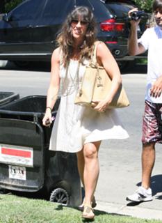 Alanis Morissette feet photo thumbnail