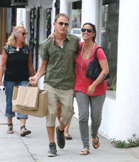 Alanis Morissette feet photo thumbnail