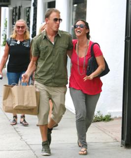 Alanis Morissette feet photo thumbnail