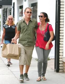 Alanis Morissette feet photo thumbnail