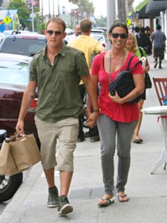 Alanis Morissette feet photo thumbnail