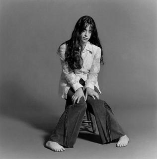 Alanis Morissette feet photo thumbnail