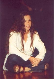 Alanis Morissette feet photo thumbnail