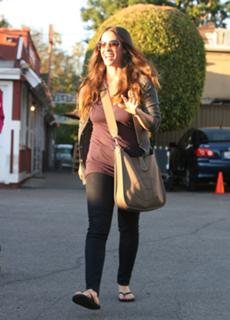 Alanis Morissette feet photo thumbnail