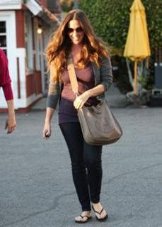 Alanis Morissette feet photo thumbnail
