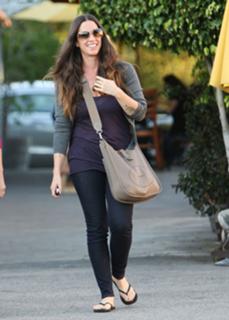 Alanis Morissette feet photo thumbnail