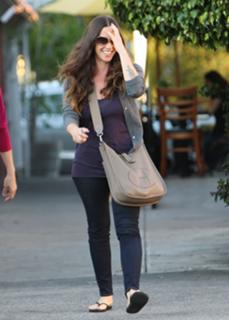 Alanis Morissette feet photo thumbnail