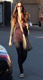 Alanis Morissette feet photo thumbnail