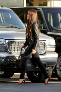 Alanis Morissette feet photo thumbnail