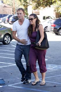 Alanis Morissette feet photo thumbnail