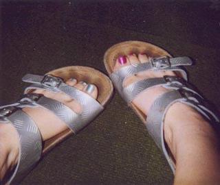 Alanis Morissette feet photo thumbnail