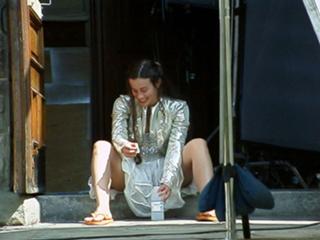 Alanis Morissette feet photo thumbnail