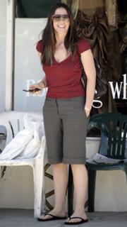 Alanis Morissette feet photo thumbnail