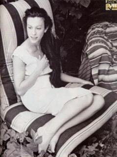 Alanis Morissette feet photo thumbnail