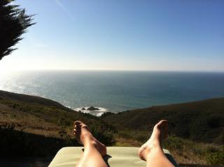 Alanis Morissette feet photo thumbnail