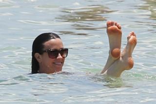 Alanis Morissette feet photo thumbnail