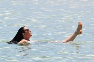 Alanis Morissette feet photo thumbnail