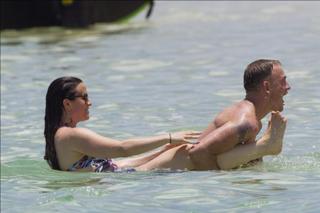 Alanis Morissette feet photo thumbnail