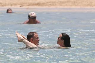 Alanis Morissette feet photo thumbnail