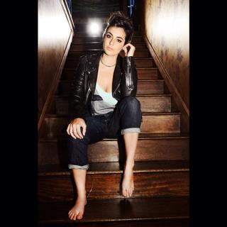 Alanna Masterson feet photo thumbnail