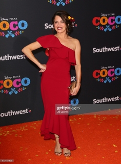 Alanna Ubach feet photo thumbnail