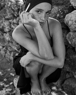 Alba Baptista feet photo thumbnail