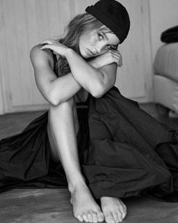 Alba Baptista feet photo thumbnail