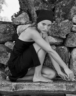 Alba Baptista feet photo thumbnail