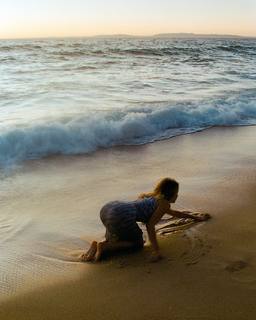 Alba Baptista feet photo thumbnail
