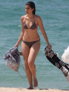 Alba Flores feet photo thumbnail