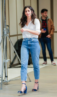 Alba Flores feet photo thumbnail