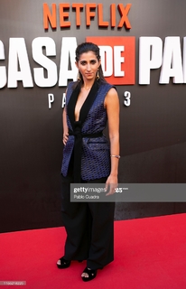 Alba Flores feet photo thumbnail