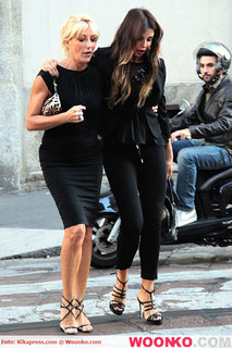 Alba Parietti feet photo thumbnail