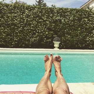 Alba Parietti feet photo thumbnail