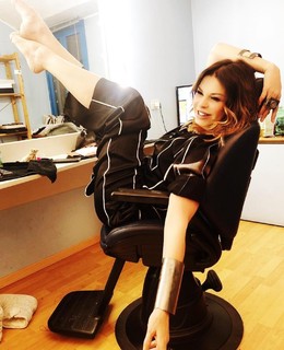 Alba Parietti feet photo thumbnail