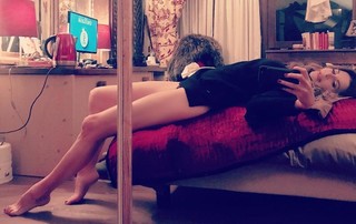 Alba Parietti feet photo thumbnail