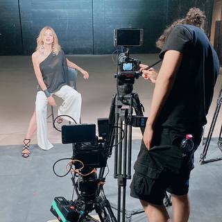 Alba Parietti feet photo thumbnail